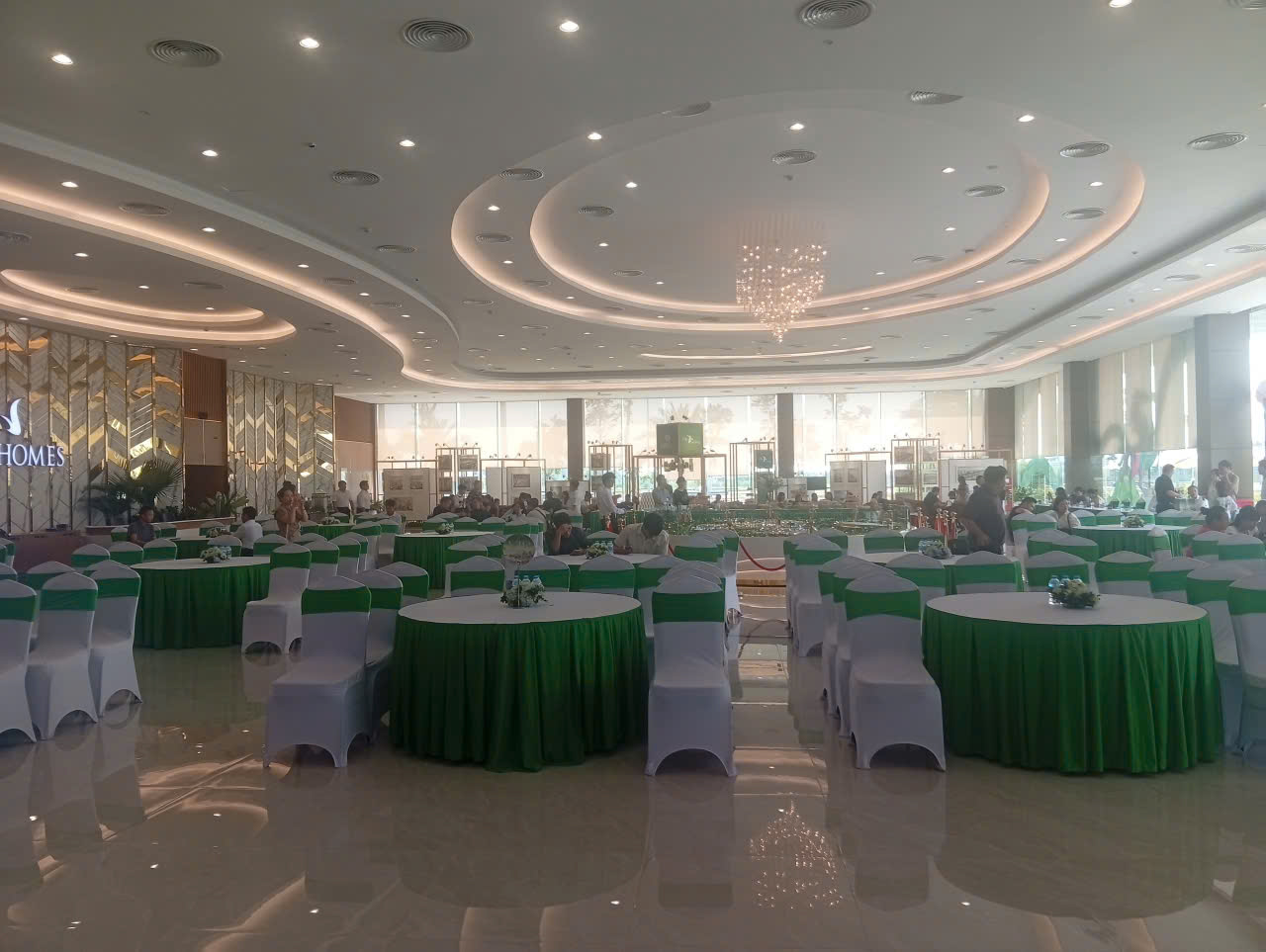 Toàn cảnh hội trường gala do Lợi Giang Event dàn dựng