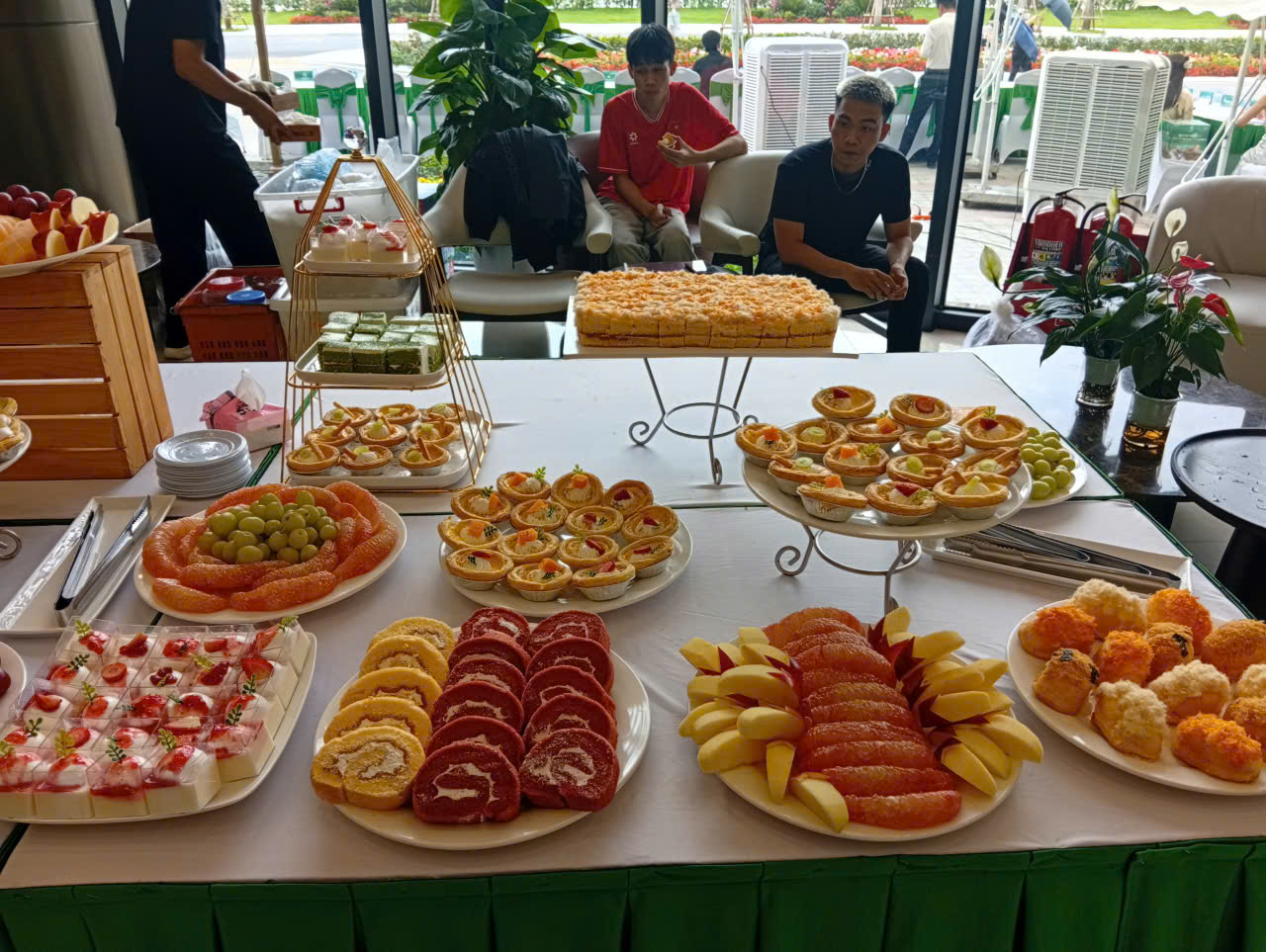 Ban banh ngot trang mieng trong tiec buffet su kien - Loi Giang Event
