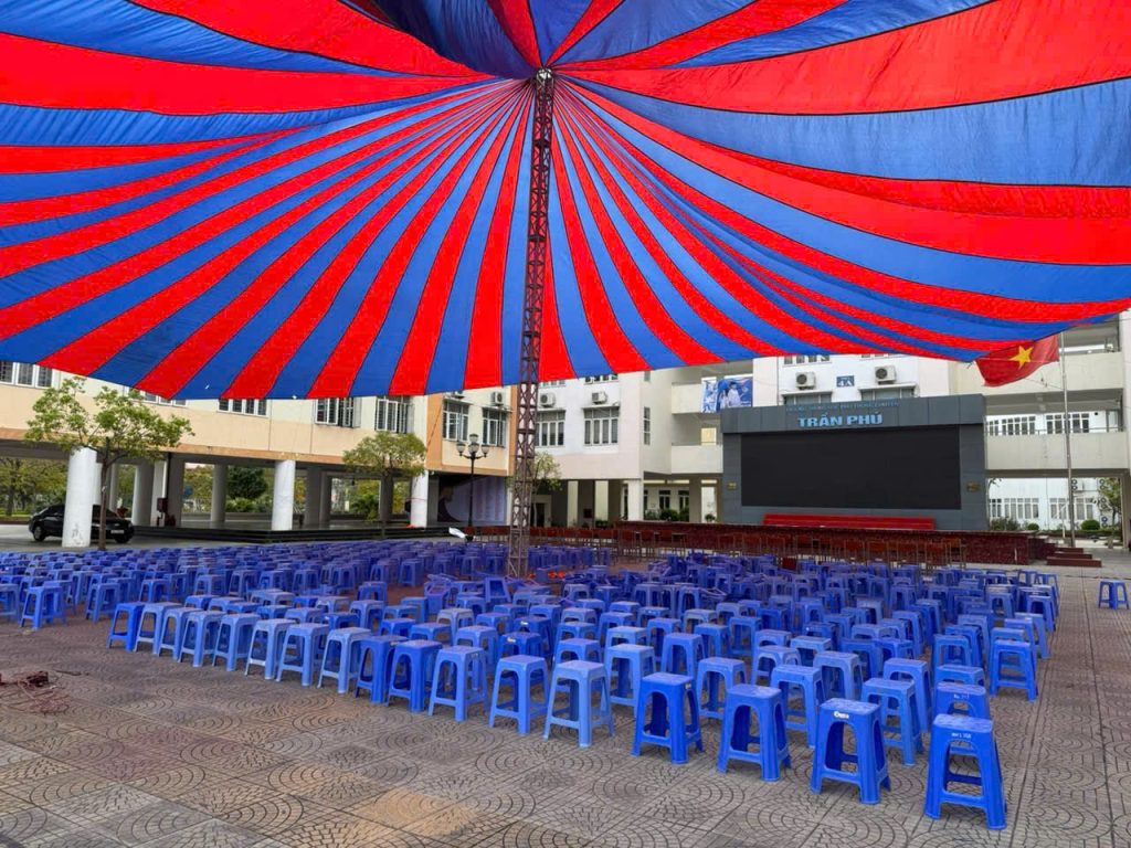 Nhà bạt và ghế ngồi sự kiện do Lợi Giang Event thi công tại Trường THPT Trần Phú