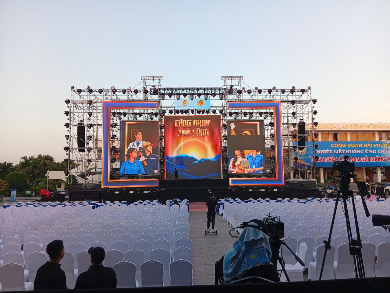 Hậu trường dàn dựng sân khấu sự kiện quy mô lớn cùng Lợi Giang Event